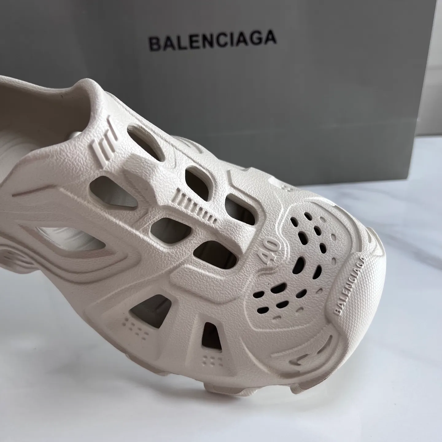 👟👟Ex-factory price 380👟👟 Balenciaga must-have beach shoes for summer: Men's and women's shoes are made of ultra-light 95% (injection molding) EVA plastic, 5% foam plastic foam cushioning material #Ultra-lightweight one-piece foam shoe mold ❗ New summer product, French high-end luxury brand - Balenciaga BALENCIAGA 3XL Rubber Low Top Sneakers 3XL version series summer beach wading versatile trendy lace-up casual sports hole sandals. Size: 35-46